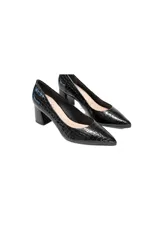 Zapato tipo stiletto de cuero charol negro con textura grabada efecto cocodrilo. Presenta una silueta clásica de salón con punta fina y tacón de bloque.
