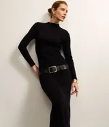 Vestido midi negro de punto acanalado, con cuello alto y mangas largas.