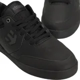 Championes de skate Etnies modelo Marana Fiberlite, color negro. Presentan un diseño técnico con refuerzos en la puntera, paneles laterales perforados para ventilación y suela de goma resistente.