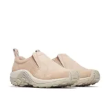 Slip on Merrell Jungle Moc de gamuza color tostado, con doble refuerzo elástico en los laterales, presilla en el talón y suela de goma con amortiguación.