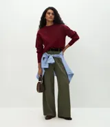 Buzo de tricot con cuello redondo y puños ajustados. Presenta un diseño de calce holgado y tejido de punto liso.