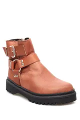 Botin de cuero color bordo con suela track negra, cierre lateral, hebilla ajustable en la parte superior y detalle de correas con argollas metálicas en el tobillo.