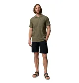 Camisa de manga corta Columbia color verde militar, de corte clásico con cuello camisero, cierre frontal de botones y dos bolsillos en el pecho con solapa y cierre de velcro.