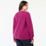 Cárdigan tejido de punto de canalé color fucsia, con escote en V, cierre frontal con botones marrones y mangas largas. Corte holgado.