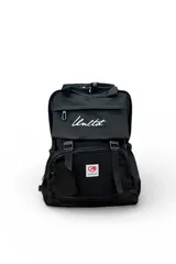 Mochila Ecko color negro, con múltiples bolsillos frontales con cierre, correas ajustables con hebillas y detalles bordados con la marca.