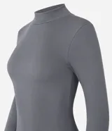 Blusa negra de rib de viscosa sostenible, con cuello alto y mangas largas.