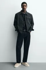 Zapato casual de hombre, color beige claro, con capellada de serraje (gamuza) y cordones finos. Presenta un detalle de bordón en el empeine y suela gruesa de goma a contraste en color crema.