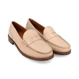 Mocasines de cuero color nude con diseño clásico, costuras visibles en el empeine y suela de madera con tacón bajo.