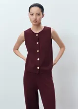 Pantalón de punto fino color bordó, de tiro medio y diseño largo con corte recto y cintura con goma elástica.