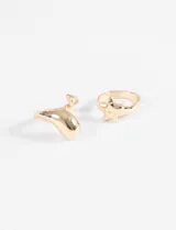 Set de dos anillos dorados: uno con aplique de estrella y otro con forma de lágrima.