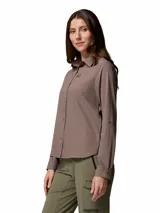 Camisa de trekking Columbia de manga larga, color marrón, con cuello clásico, cierre frontal de botones y bolsillo en el pecho con logo de la marca. Diseño técnico con tecnología Omni-Shade y Omni-Wick.