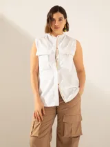 Camisa blanca sin mangas confeccionada en gabardina de algodón.