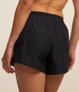 Short deportivo negro con rayas blancas en los laterales y bombacha interna.