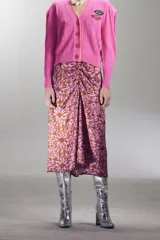 Falda midi con estampado de flores color marrón y rosado, con detalle de drapeado en la cintura.