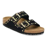 Sandalia Birkenstock modelo Arizona de dos correas, confeccionada en gamuza negra con tachas doradas decorativas y hebillas metálicas ajustables. Cuenta con plantilla ergonómica de corcho y suela de goma antideslizante.