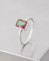 Anillo de plata 925 con piedra topacio místico de corte rectangular en engaste bisel.