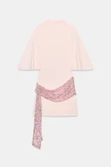 Vestido mini rosado de cuello subido, manga corta amplia y espalda descubierta. Cuenta con detalle de fajín drapeado con aplicación de lentejuelas brillantes y caída lateral.