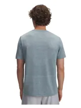 Remera deportiva de manga corta Under Armour, confeccionada en tejido de punto suave con ventilación de malla estratégica. Presenta un diseño prácticamente sin costuras para evitar rozaduras, material de secado rápido y detalles reflectantes.