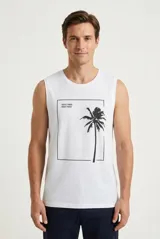 Musculosa blanca de algodón con estampado frontal de una palmera dentro de un marco y el texto "Good Vibes High Tides".