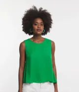 Blusa musculosa verde de crepé con escote redondo y corte holgado.