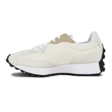 Championes New Balance modelo 327, de diseño retro con paneles de gamuza y nailon en tonos beige y crema. Presenta el logo 'N' sobredimensionado en el lateral, entresuela blanca y suela de goma negra con relieve extendido hacia el talón.