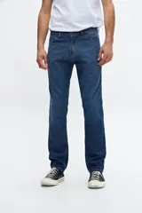 Pantalón de jean azul de corte recto.