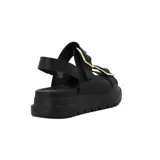 Sandalias negras con plataforma y dos tiras anchas con hebillas doradas.