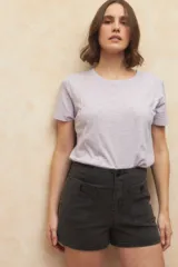 Short de jean negro con tiro alto y cuatro bolsillos.