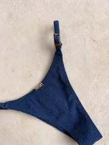 Bombacha de bikini colaless con estampado animal print de cebra en blanco y negro.