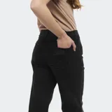 Pantalón de jean Wrangler de tiro alto, color negro lavado, con corte acampanado (flare) y cinco bolsillos.