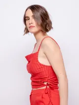 Top negro sin mangas, con tirantes finos, escote en V y frunce lateral con cut out.