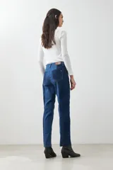 Pantalón chupín de denim azul con dos tonos de azul.