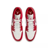 Championes Nike Air Jordan 1 Low, modelo clásico de corte bajo en color blanco y rojo, confeccionados en cuero sintético, con el icónico logo de las alas en el talón y el swoosh lateral en contraste.