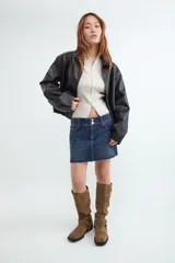 Campera bomber de manga larga confeccionada en tejido efecto cuero. Presenta un diseño con cuello clásico, cierre frontal con cremallera y bajo con detalle abullonado.