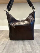 Bolso shopper de cuero vacuno color azul marino, con diseño hobo, panel frontal en relieve efecto croco brillante, bolsillos externos con cierre y correa ancha ajustable.
