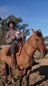Sweater de punto grueso color topo, con cuello alto y corte holgado.