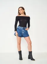 Short de jean azul con pequeños apliques brillantes, tiro alto y corte holgado.