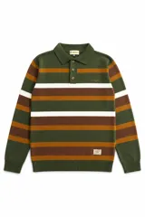 Buzo tejido de punto con diseño de rayas horizontales en tonos verde, marrón y blanco. Presenta cuello tipo polo con cierre de tres botones, mangas largas con puños acanalados y logo de la marca bordado en el pecho. Incluye una etiqueta decorativa en la parte inferior.