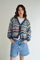 Saco tejido a mano en algodón con diseño de ondas en múltiples colores.