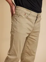 Pantalón de jean de corte recto, color celeste, con bolsillos delanteros y traseros.