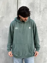 Canguro verde con capucha y cordones ajustables. Presenta un bolsillo tipo canguro y dos estampados blancos: un logo con forma de globo terráqueo en el lado izquierdo del pecho y una flor en el lado derecho.