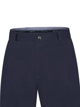 Pantalon de vestir para hombre de corte modern fit y tiro medio, confeccionado en gabardina de algodón con tratamiento antiarrugas. Presenta cierre frontal con botón, bolsillos laterales y bolsillos traseros.