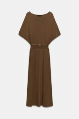 Vestido midi de punto color marrón, con cuello barco, mangas cortas amplias y falda recta. Incluye un cinturón fino integrado en la cintura.