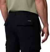 Pantalón cargo de corte recto y diseño funcional, confeccionado en tejido técnico resistente a la humedad y manchas. Cuenta con múltiples bolsillos laterales con cierre a presión, bolsillos traseros y presilla utilitaria en la cintura.