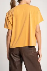 Remera de algodón de corte recto y calce al cuerpo, con cuello redondo y mangas cortas.