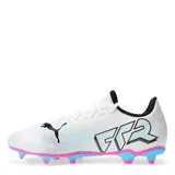 Championes de fútbol Puma Future 7 Play, diseñados para césped natural o artificial. Presentan un diseño en color blanco con detalles en negro, rosa y celeste, con suela de tacos estratégicamente ubicados para mayor tracción y agilidad.
