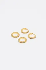 Caravanas de doble aro entrelazados en tono dorado. Un aro está decorado con cristales de colores incrustados en el borde exterior y el otro presenta el logo de la marca grabado. Cuentan con cierre de gancho.