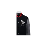 Campera estilo varsity Off-White de cuerpo negro con mangas grises, cierre frontal con botones a presión y puños, cuello y dobladillo tejidos a rayas rojas y negras. Cuenta con bordado institucional en el pecho.