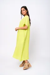 Vestido midi verde flúor de lino, corte holgado, escote redondo y manga corta.