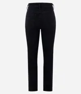 Pantalón de jeans negro, corte slim, con cintura media, trabillas en la cintura, bolsillos delanteros y traseros, y abertura en el ruedo.